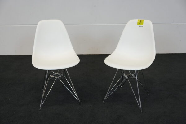 2 weiße Vitra Eames Stühle